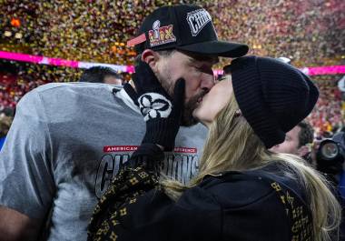 Travis Kelce recibió un beso como símbolo de felicidad y ‘apoypo’ por parte de su novia Taylor Swift tras ganar su pase al Super Bowl con los Chiefs de Kansas City.