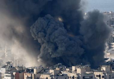 Vista de la columna de humo tras un ataque aéreo israelí en Bourj Al Barajneh, en los suburbios del sur de Beirut, Líbano.