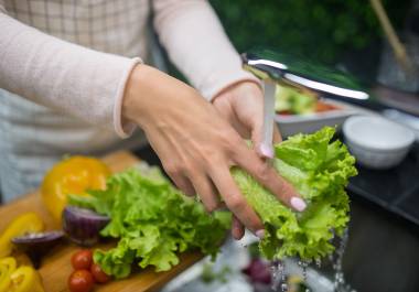 Ante este panorama, el IMSS explicó cuál es la manera adecuada de lavar y desinfectar frutas y verduras, además de recordar la importancia del uso de agua y jabón para prevenir infecciones.