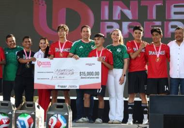 Los Dragones de la Universidad Carolina recibieron el trofeo de campeones del Torneo Interprepas 2026 en el Biblioparque Norte.