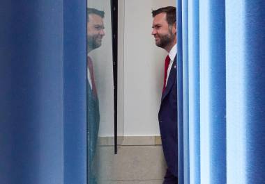 El vicepresidente JD Vance llega para hablar con los periodistas en la sala de prensa James Brady de la Casa Blanca.