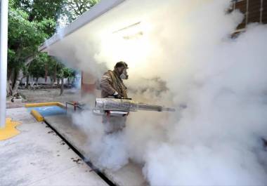 Brigadas de la Secretaría de Salud realizan labores de fumigación y aplicación de abate en distintos municipios de Coahuila.