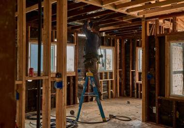 El sector de la construcción residencial en EU, que depende en gran medida de la mano de obra migrante, ha comenzado a desacelerarse debido a la escasez de trabajadores especializados tras la intensificación de las deportaciones.