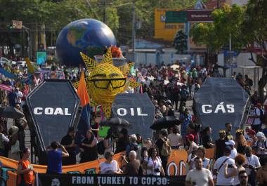 Activistas climáticos protestan con ataúdes con leyendas que dicen carbón, petróleo y gas, durante la Cumbre Climática de la ONU COP30, la cual se desarrolla en Brasil.