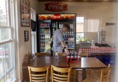 Dean Roy, de 15 años, repone el expositor de refrescos en la pizzería de sus padres en Stowe, Vermont. Dean figurará en la boleta electoral de noviembre como candidato a gobernador por un tercer partido.