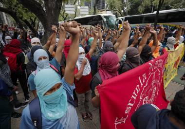 Este 26 de septiembre se cumple una década de la desaparición de los 43 estudiantes normalistas de Ayotzinapa. Los familiares a la fecha siguen buscando justicia para los jóvenes.