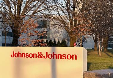 Vista de la fachada de la sede de Johnson &amp; Johnson, en New Brunswick, Nueva Jersey, el 8 de febrero de 2024.