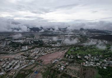 Las intensas precipitaciones generaron encharcamientos en diversas vialidades de Saltillo durante este lunes.