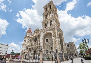 El programa incluye transmisiones en vivo y misas televisadas a través de distintas plataformas digitales y canales locales, con el objetivo de ampliar la difusión de las celebraciones religiosas.