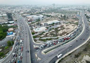 El cierre vial en el cruce de LEA y Pérez Treviño provocó afectaciones al tránsito en distintas vialidades de Saltillo.