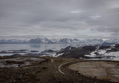 Zona montañosa y costera de Groenlandia, región que Trump afirma debe permanecer bajo dominio estadounidense.