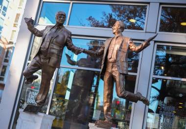 Una obra de arte de protesta que representan al presidente Donald Trump y a Jeffrey Epstein se pueden ver fuera de la entrada del restaurante Bustboys and Poets en el barrio de U Street de Washington.