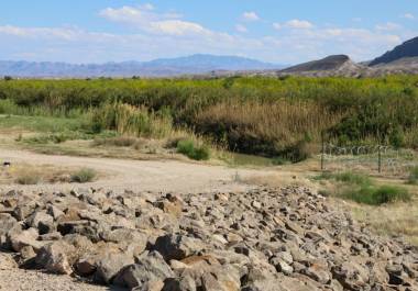 Parte de un sistema de diques se observa a lo largo del Río Grande cerca de Presidio, Texas, el 15 de abril de 2026.