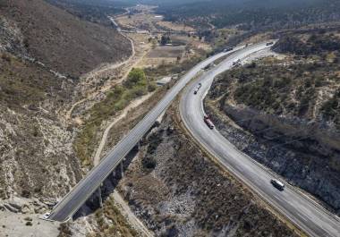 Tramo de Los Chorros, en Arteaga, considerado uno de los más peligrosos del país por su pendiente y alto tránsito de carga pesada.