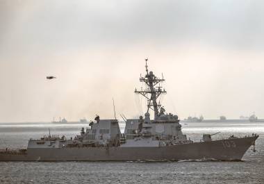 El buque estadounidense USS Truxtun en el Estrecho de Bósforo vía al Mar Negro en Estambul, Turquía. Se reportó que los dos marinos se encuentran estables de Salud.