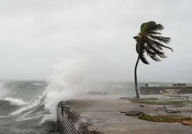 El poderoso huracán Melissa impactó el este de Cuba como huracán de categoría 3, luego de arrasar Jamaica con vientos destructivos y lluvias torrenciales.