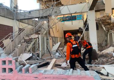 Más de 900 viviendas quedaron destruidas y otras 450 resultaron dañadas en la provincia de Nusa Tenggara Oriental, lo que obligó a unas 5 mil personas a refugiarse en albergues temporales.