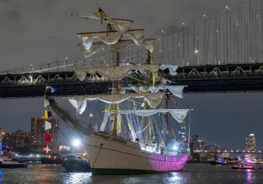 El buque escuela de la Armada Mexicana Cuauhtémoc, que tuvo un accidente en Nueva York, Estados Unidos, en el que murieron dos cadetes y 19 resultaron heridos, será remolcado este viernes.