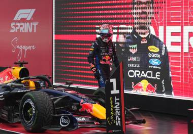 Max Verstappen buscará coronar un fin de semana perfecto en Singapur, mientras Checo Pérez intentará remontar posiciones con Cadillac tras abandonar la Sprint.