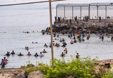Migrantes intentan cruzar de Marruecos al territorio español de Ceuta, el viernes 31 de julio de 2026.