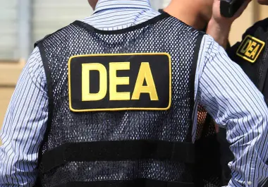 Inscripción en el uniforme de un agente de la Administración de Control de Drogas (DEA, por sus siglas en inglés) en Florida, 13 de junio de 2016.