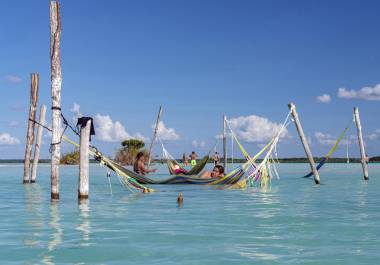 A primera vista, la laguna de Bacalar parecía un milagro, un destello luminoso de turquesa entre un mar de árboles.