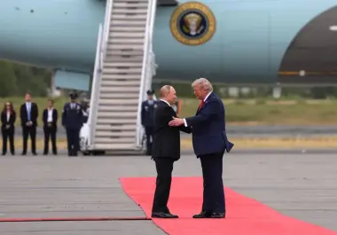 Donald Trump (d), recibe a Vladímir Putin, durante su reunión de negociación en la Base Conjunta Elmendorf-Richardson en Anchorage.