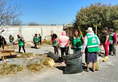 Las cuadrillas de Empleo Temporal realizaron labores de barrido y deshierbe en la carretera Saltillo-Monterrey, contribuyendo al mantenimiento de esta importante vía de comunicación.