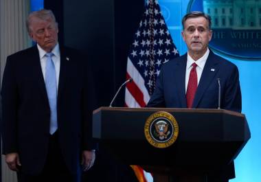 El director de la CIA, John Ratcliffe, acompañado por el presidente Donald Trump, habla con los periodistas en la sala de prensa James Brady de la Casa Blanca en Washington, el 6 de abril de 2026.