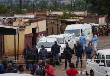 La agencia de Investigaciones de Crímenes Graves y Violentos de Gauteng inició una búsqueda de sospechosos en colaboración con la Unidad de Rastreo de Detección de Crímenes. FOTO: