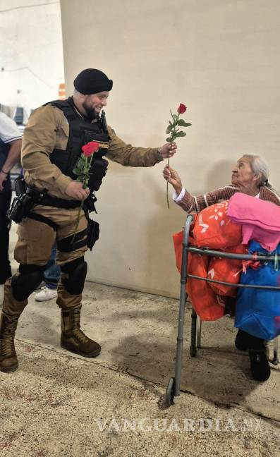 $!Elementos de la Policía Municipal entregaron rosas a madres de familia en diversos cruceros y espacios públicos de Saltillo.