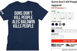 En su sitio web, Trump Jr vende una camiseta con la leyenda: “Las armas no matan a la gente, Alec Baldwin mata a la gente”