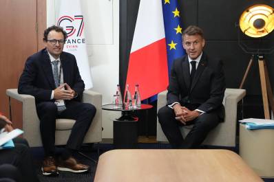 El presidente francés, Emmanuel Macron (derecha), se reúne con el director ejecutivo de Anthropic Dario Amodei durante una reunión bilateral al margen de la cumbre del G7 en Evian-les-Bains, Francia.