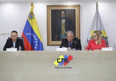 El presidente del Consejo Nacional Electoral, Elvis Amoroso (c). El CNE ratificó que el jefe de Estado, Nicolás Maduro, fue reelegido en los comicios presidenciales del domingo pasado con el 51.95 % de los votos.