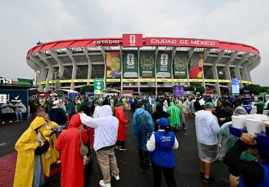 Se preparan para ingresar al estadio de la Ciudad de México, para ser testigos del encuentro binacional.
