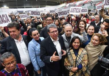 El coordinador de Morena en la Cámara de Diputados, Ricardo Monreal, y la bancada del partido, celebran la resolución