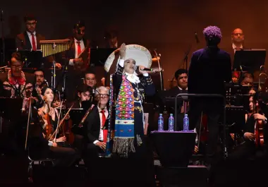 Los temas del ‘Divo de Juárez’ que forman parte de la memoria colectiva de varias generaciones enmarcaron el arranque de la edición 19 Festival Internacional Santa Lucía.