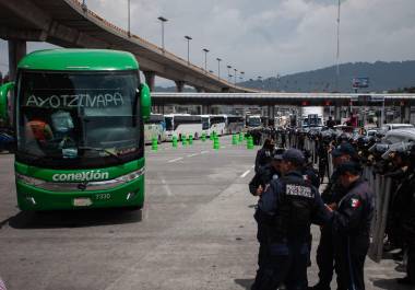Mantienen el cierre de caseta Tlalpan por 17 camiones de normalistas de Ayotzinapa y padres de los 43 desaparecidos; elementos de seguridad realizan inspección.