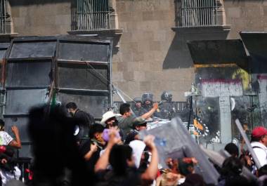 Logran derribar las vallas frente al Palacio Nacional durante la marcha de la Generación Z en el Zócalo. La policía lanzó piedras y gas lacrimógeno para intentar contenerlos.
