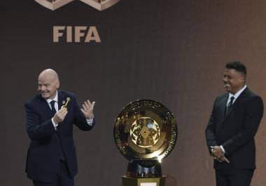 El presidente de la FIFA, Gianni Infantino, y el retirado futbolista Ronaldo, fueron quienes presentaron el trofeo del Mundial de Clubes.