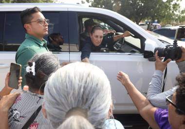 Durante su visita a los hospitalizados por el descarrilamiento del Corredor Interoceánico del Istmo de Tehuantepec, la presidenta Claudia Sheinbaum Pardo anunció la entrega inmediata de apoyos económicos por 30 mil pesos a las personas lesionadas y a las familias afectadas.