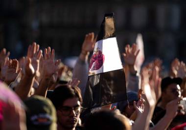 Cientos de familiares de personas desaparecidas, así como población civil se dieron cita en el Zócalo ante la convocatoria de luto nacional por los hechos ocurridos en Teuchitlán, Jalisco.