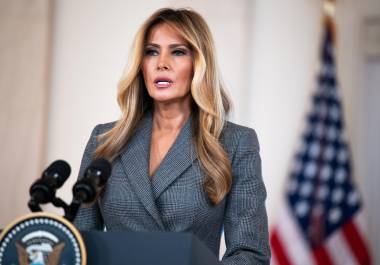 WASHINGTON (United States), 09/04/2026.- US First Lady Melania Trump delivers remarks from the Grand Foyer of the White House in Washington, DC, USA, 09 April 2026. The first lady delivered a statement from the White House denying any ties with Jeffrey Epstein. EFE/EPA/ANNABELLE GORDON