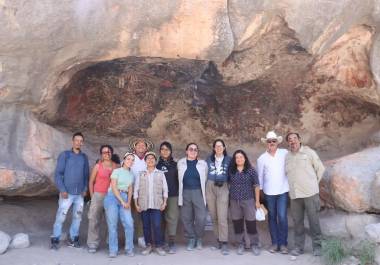 Especialistas en conservación retiraron grafiti, repararon las perforaciones provocadas por la extracción ilegal y estabilizaron la superficie de las cuevas con pinturas rupestres.