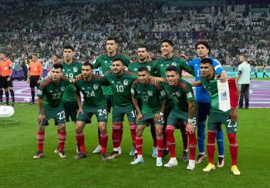 Sheinbaum abandera a la Selección Mexicana rumbo al Mundial; Memo Ochoa recibe bandera