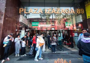 Actividad comercial en la Plaza Izazaga 89 luego de los recientes operativos en dicho inmueble por parte de la SSPC y del IMPI con el fin de proteger la industria mexicana de productos ilícitos de origen asiáticos.