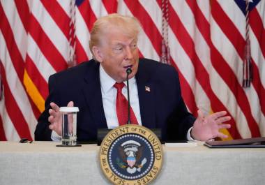 El presidente estadounidense Donald Trump habla durante un evento para promover la inversión en atención médica rural, en la Sala Este de la Casa Blanca en Washington.