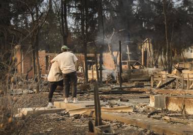 Los incendios forestales de Los Ángeles han provocado diez muertos y afectado a más de 10,000 estructuras. Estos son otros fuegos famosos por las catástrofes que dejaron a su paso.