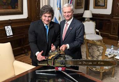 El mandatario de Argentina, Javier Milei y el presidente electo de Chile, José Antonio Kast posan junto a una sierra en Buenos Aires, Argentin.
