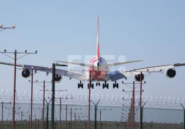 Un avión desciende para aterrizar en el Aeropuerto Internacional de Los Ángeles | FOTO: EFE